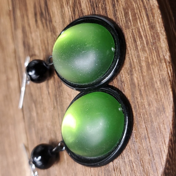 E766 wow glowing (faux) emerald green earrings - Picture 2 of 2